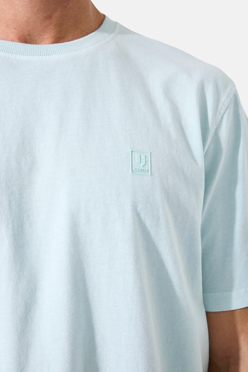 T-shirt vert à manches courtes de GARCIA, avec un logo discret sur la poitrine.