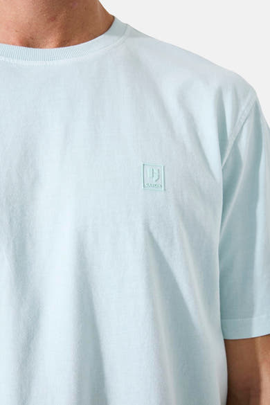 T-shirt vert à manches courtes de GARCIA, avec un logo discret sur la poitrine.