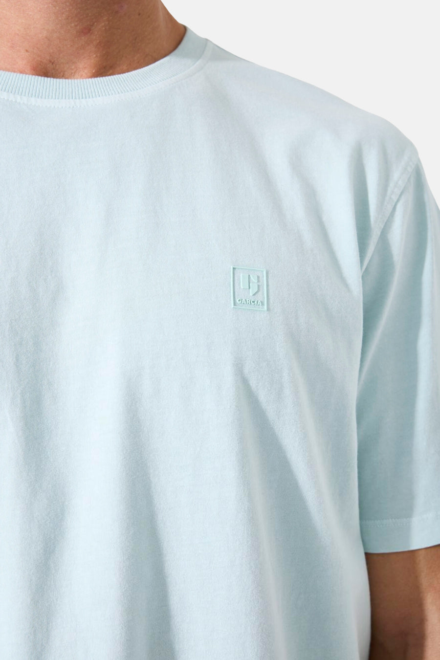T-shirt vert à manches courtes de GARCIA, avec un logo discret sur la poitrine.
