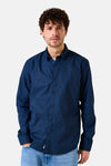 Blauw overhemd met lange mouwen van GARCIA, discreet patroon, gedragen met een lichte spijkerbroek.
