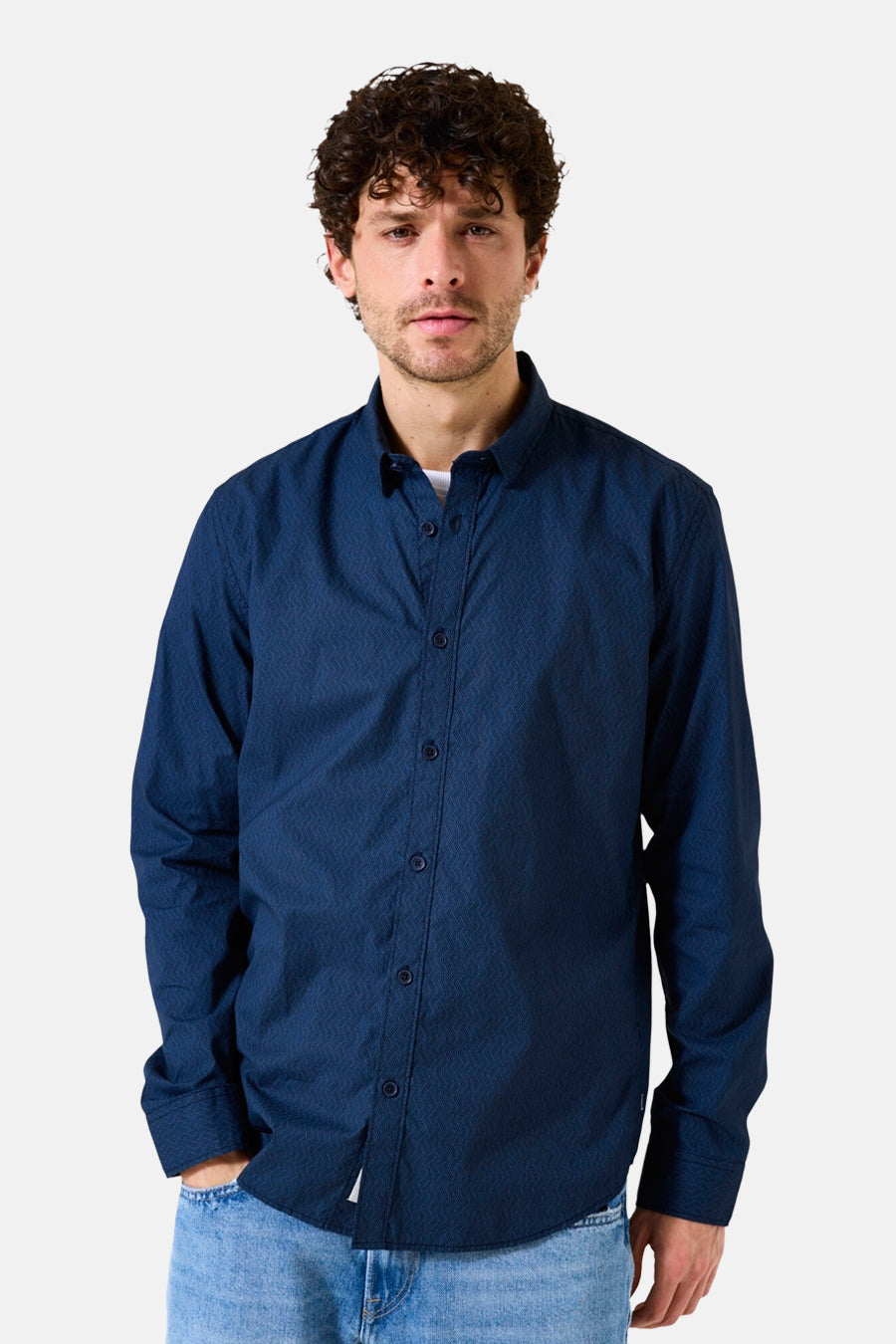 Blauw overhemd met lange mouwen van GARCIA, discreet patroon, gedragen met een lichte spijkerbroek.