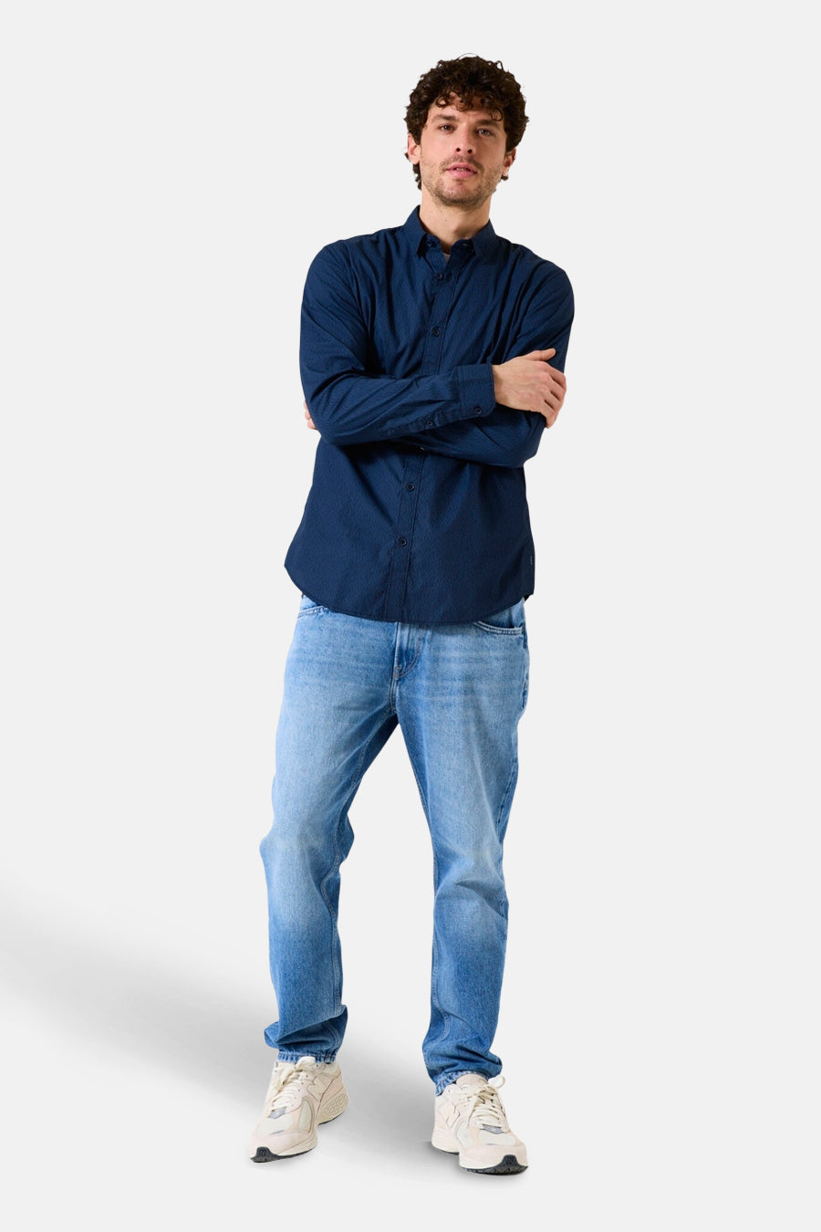 Blauwe blouse met lange mouwen van GARCIA, gedragen met een casual spijkerbroek en sportschoenen.