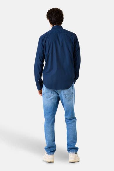 Blauw overhemd met lange mouwen van GARCIA, van achteren gezien, gedragen met een spijkerbroek en sneakers.
