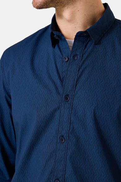 Blauw overhemd met lange mouwen van GARCIA, textuurpatroon, gedeeltelijk geknoopt, gedragen met een wit T-shirt.