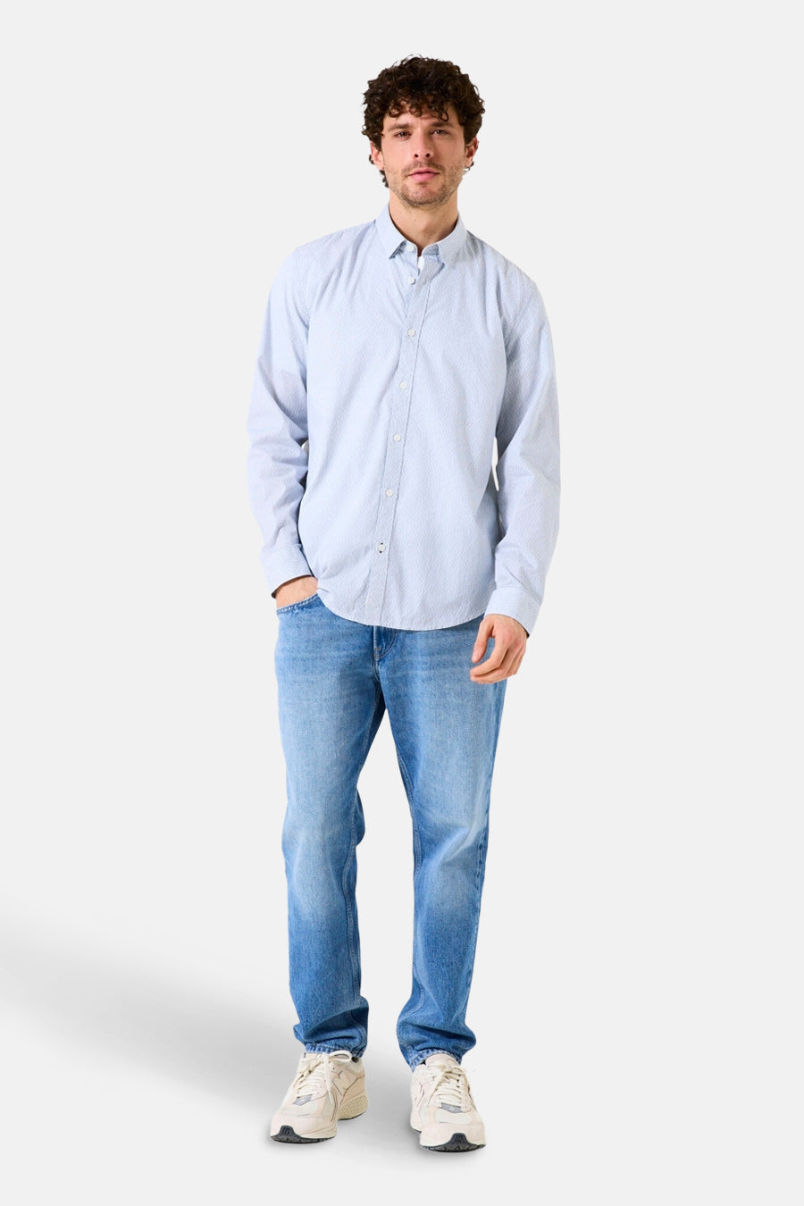Wit overhemd met lange mouwen en patroon, van GARCIA, gedragen met een blauwe spijkerbroek en sneakers.