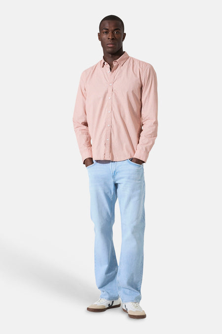 Chemise à manches longues orange de GARCIA, avec motif discret, portée avec un jean délavé et des baskets.
