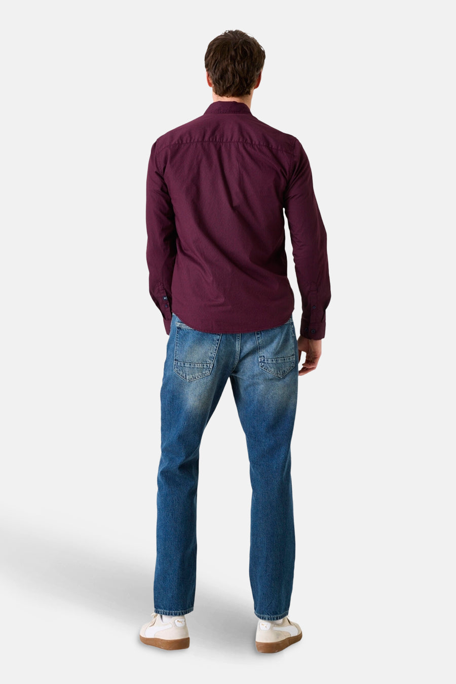 Bordeaux overhemd met lange mouwen van GARCIA, van achteren gezien, gedragen met een blauwe jeans en witte sneakers.