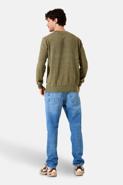 Pull à col rond kaki de GARCIA, porté avec un jean bleu et des baskets marron, vue de dos.