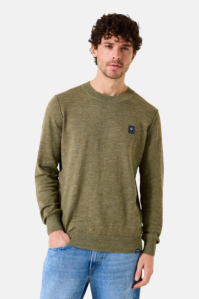 Pull à col rond kaki de GARCIA, porté avec un jean bleu clair.