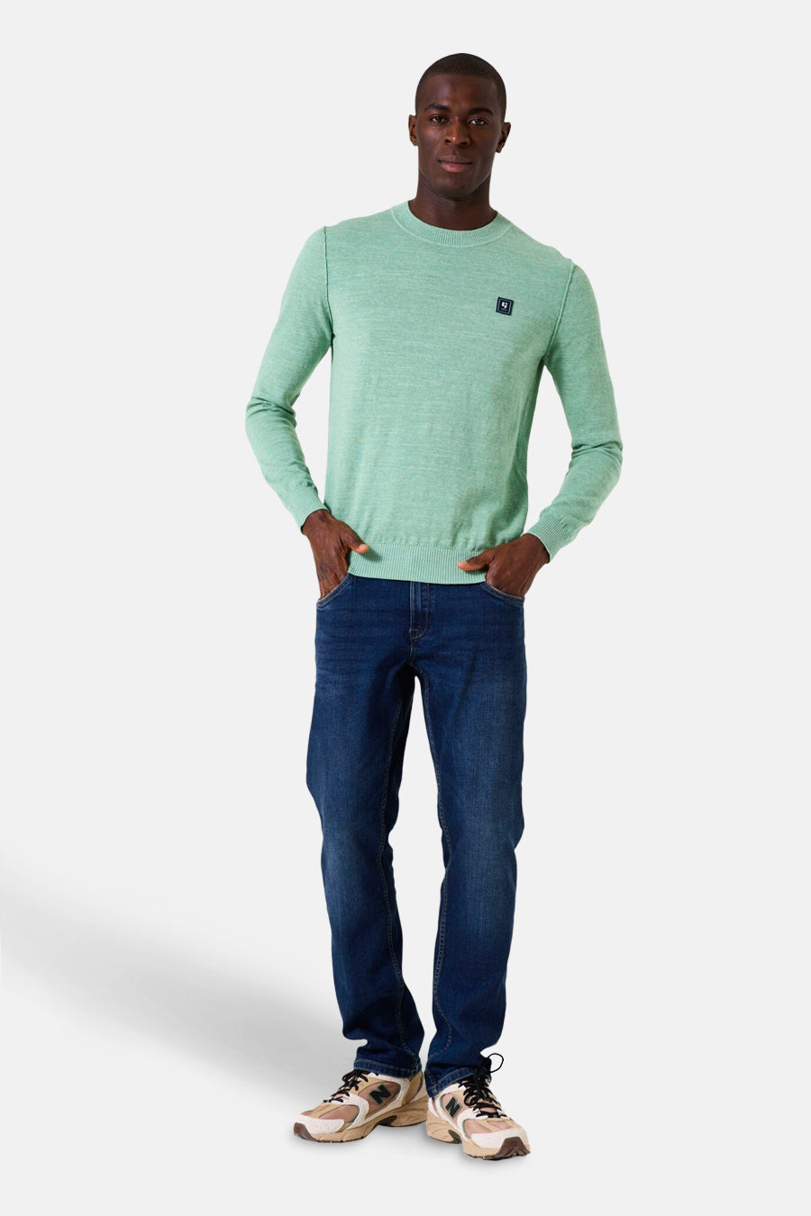 Groene rondehals trui van GARCIA, gedragen met een donkerblauwe jeans en sportschoenen.