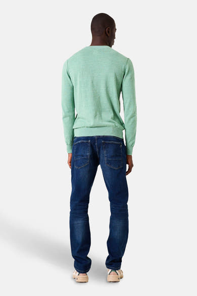 Groene rondehals trui van GARCIA, gedragen met een donkerblauwe jeans en beige sportschoenen, achtergezicht.