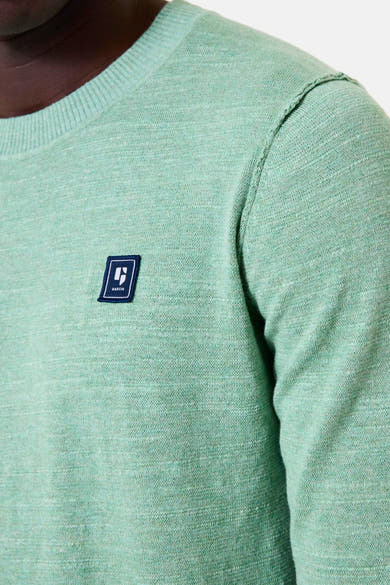 Groene rondehals trui van GARCIA, met een logopatch op de borst en zichtbare naden op de schouder.