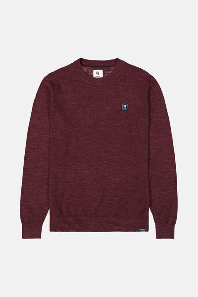 Pull à col rond bordeaux de GARCIA, avec une texture chinée et un petit logo discret sur la poitrine.