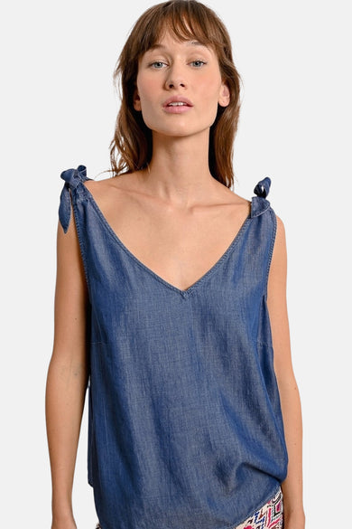 Molly Bracken mouwloos denim top in medium blauw met strikdetails op de schouders en een print op de broek.