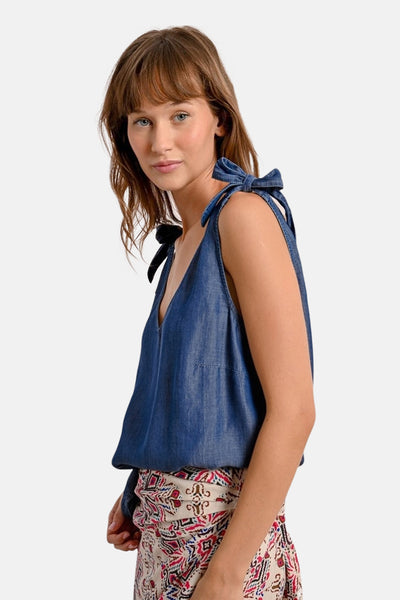 Débardeur en denim bleu moyen de Molly Bracken avec des nœuds aux épaules et un imprimé sur le pantalon.