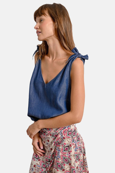 Molly Bracken mouwloos spijkerjack in middinblauw met decoratieve strikken op de schouders.