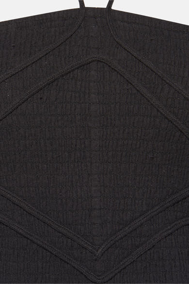 Zwarte lange jurk van Molly Bracken, textuurdetail met ruitpatroon op het lijfje.