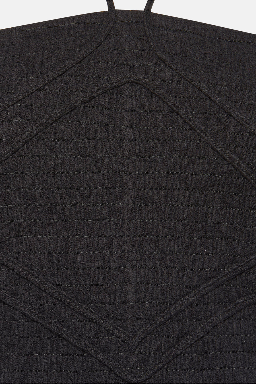 Zwarte lange jurk van Molly Bracken, textuurdetail met ruitpatroon op het lijfje.