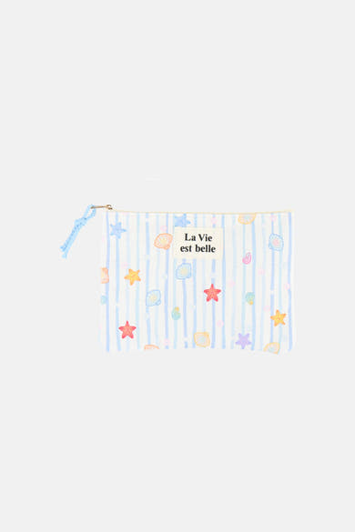 Trousse de toilette bleue de Access® à rayures verticales, motifs coquillages et étoiles de mer colorés, avec l'inscription « La Vie est belle ».