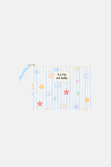 Trousse de toilette bleue de Access® à rayures verticales, motifs coquillages et étoiles de mer colorés, avec l'inscription « La Vie est belle ».