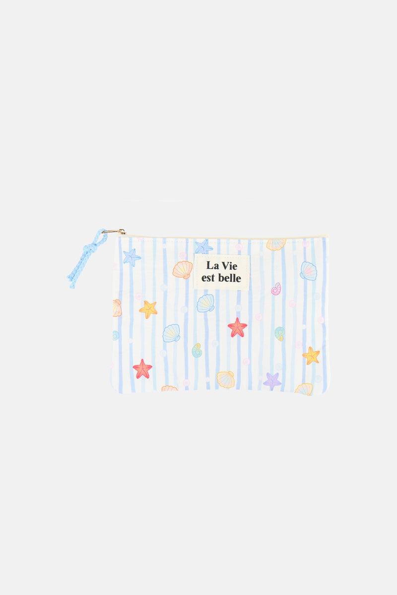 Trousse de toilette bleue de Access® à rayures verticales, motifs coquillages et étoiles de mer colorés, avec l'inscription « La Vie est belle ».