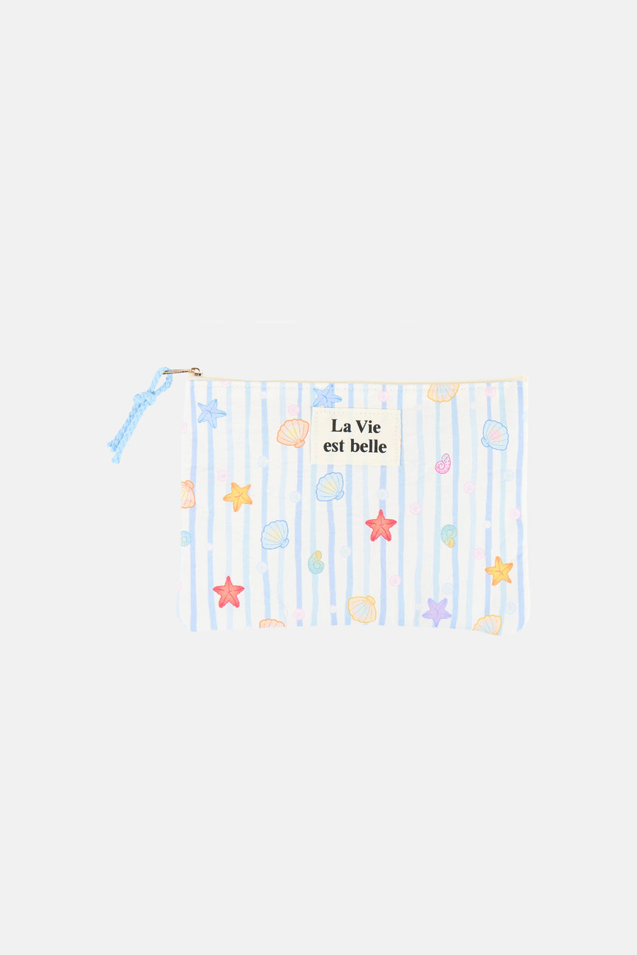 Trousse de toilette bleue de Access® à rayures verticales, motifs coquillages et étoiles de mer colorés, avec l'inscription « La Vie est belle ».