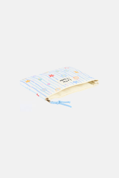 Trousse de toilette à rayures bleues de la marque Access® avec coquillages et étoiles de mer colorés, légèrement ouverte, inscription "La Vie est belle".