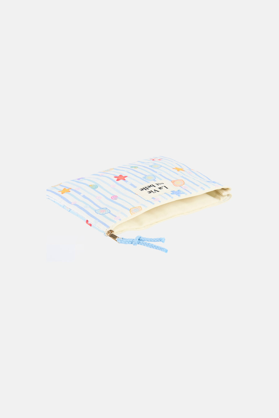 Trousse de toilette à rayures bleues de la marque Access® avec coquillages et étoiles de mer colorés, légèrement ouverte, inscription "La Vie est belle".