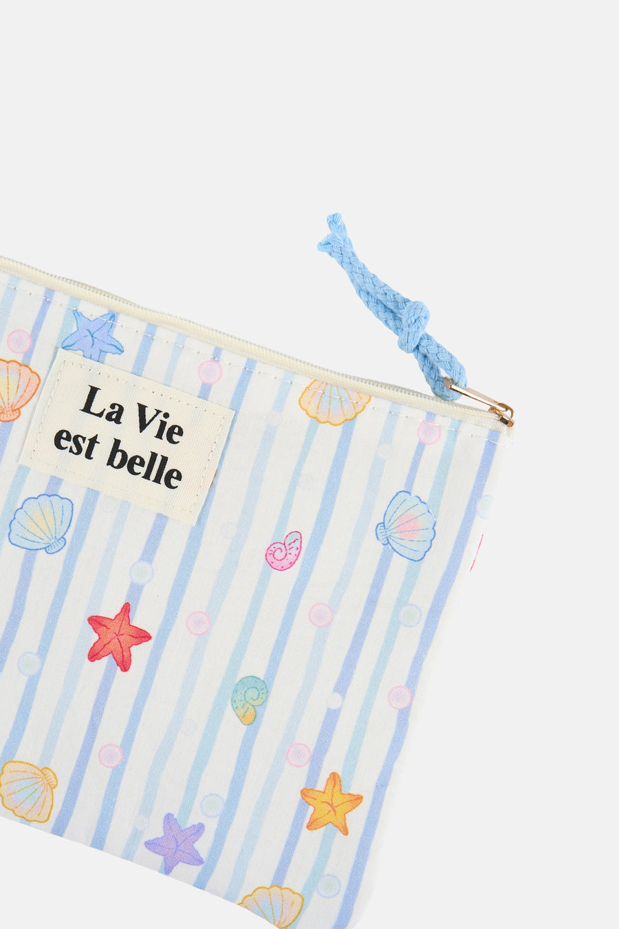 Trousse de toilette bleue à rayures de Access® avec motifs marins colorés et inscription "La Vie est belle".