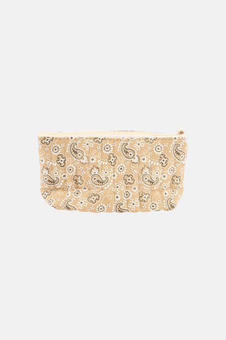Trousse de toilette beige matelassée de Access® à motif cachemire noir et blanc, vue de face.