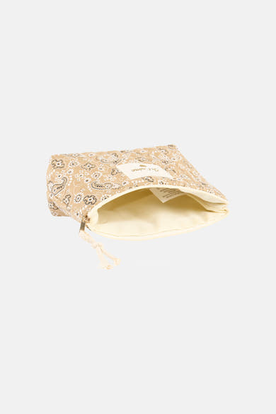 Trousse de toilette beige matelassée de Access® à imprimé bandana noir et blanc, avec étiquette J't aime et intérieur crème.