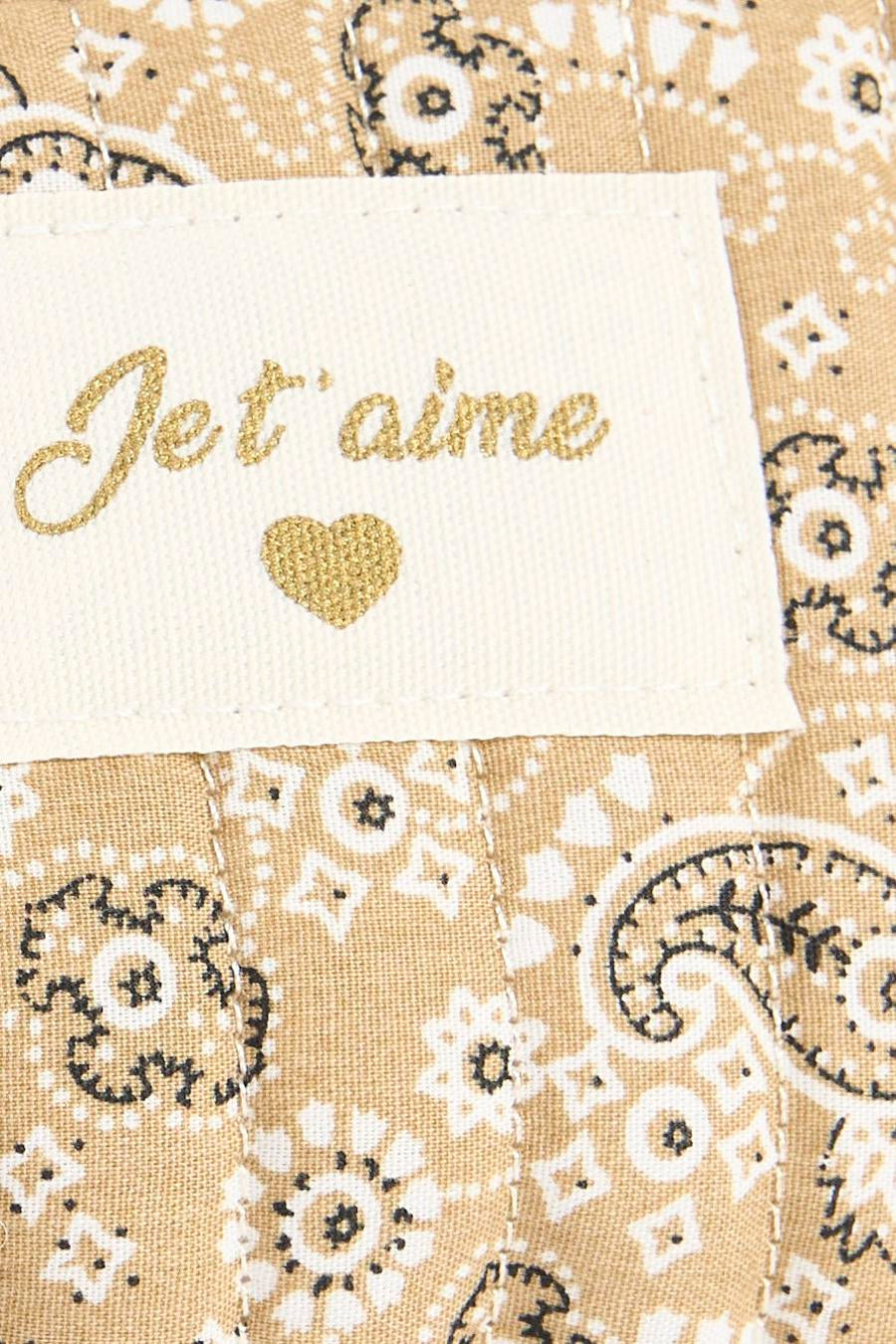 Trousse de toilette beige de Access® matelassée, motif bandana, avec étiquette crème brodée 'Jet t'aime' et un cœur doré.