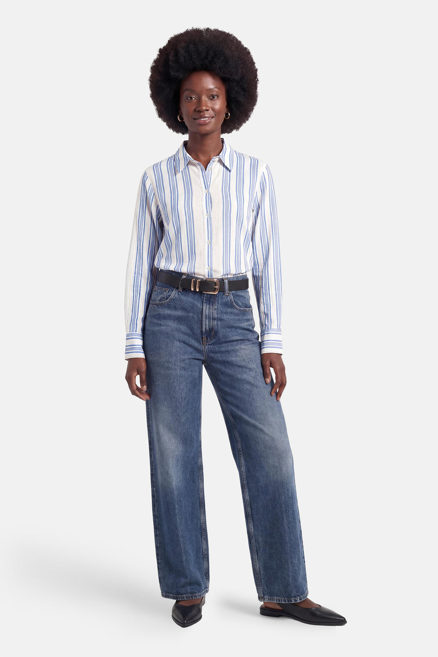 Robe à manches courtes multicolore de Molly Bracken, sur mannequin souriant en chemise rayée bleue et blanche, jean large et mules noires.