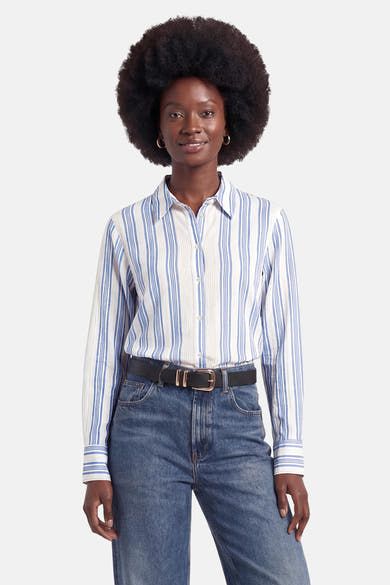 Robe à manches courtes multicolore de Molly Bracken, portée par un mannequin en chemise rayée bleue et blanche, jean bleu et ceinture noire.