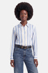 Robe à manches courtes multicolore de Molly Bracken, portée par un mannequin en chemise rayée bleue et blanche, jean bleu et ceinture noire.