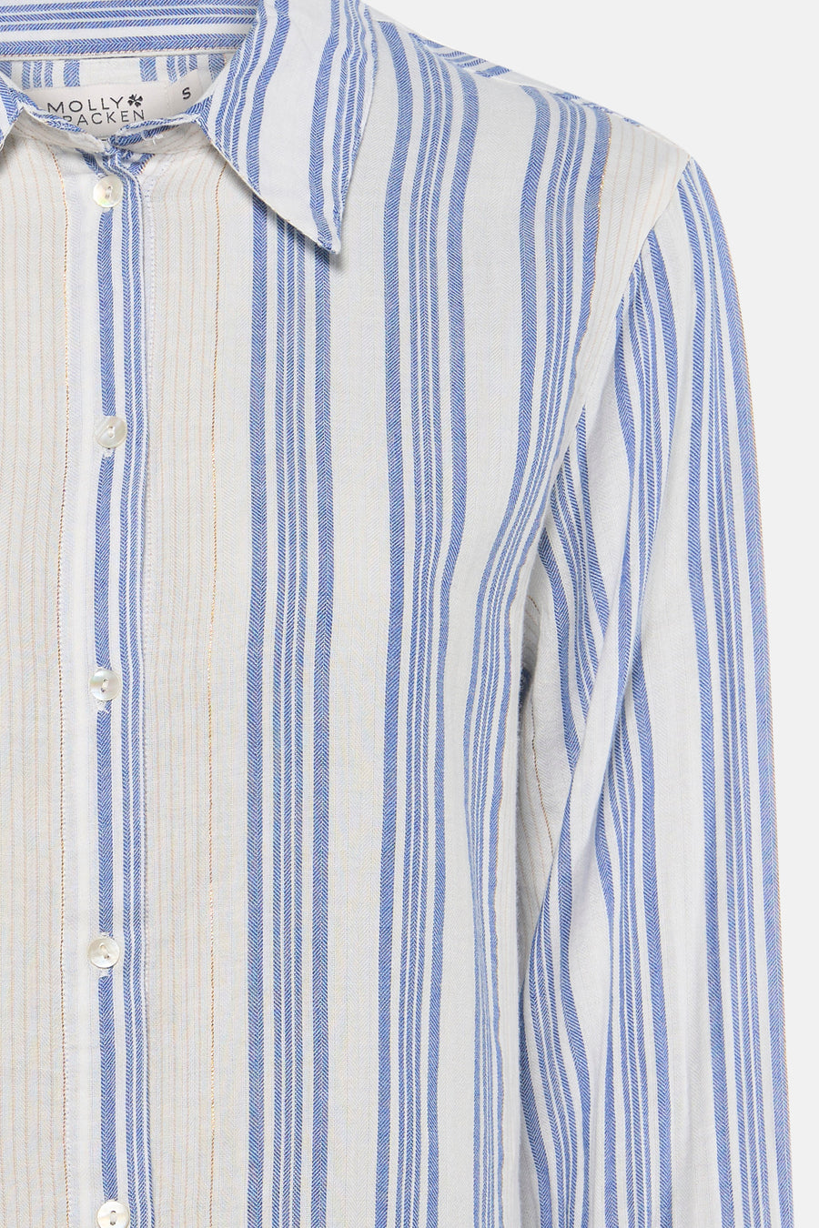 Robe à manches courtes multicolore de Molly Bracken, à rayures verticales bleues, blanches et dorées avec une texture chevrons.