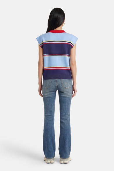 Multikleurig mouwloos topje van ADORE, horizontale strepen, gedragen met een spijkerbroek en sneakers.