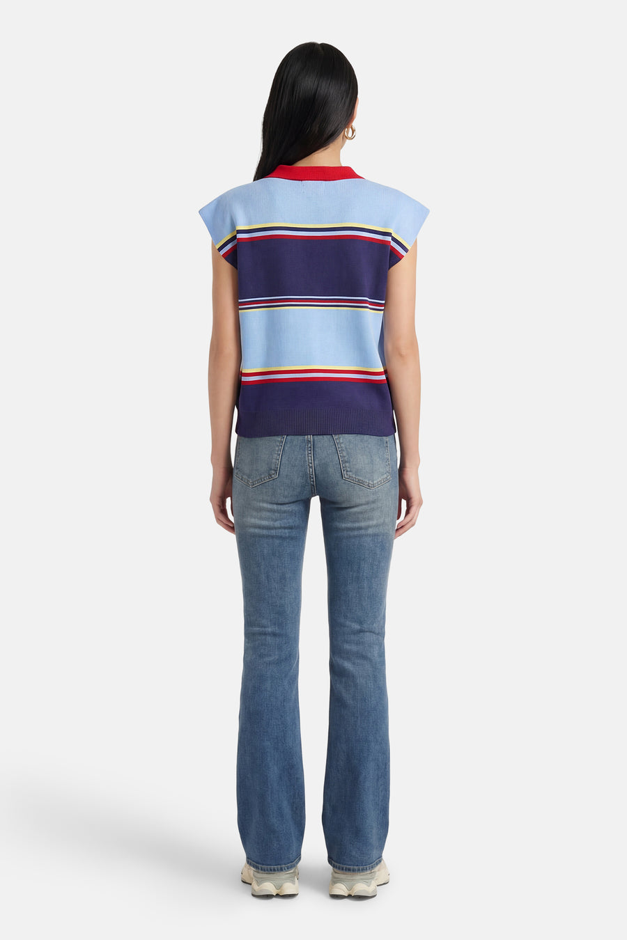 Multikleurig mouwloos topje van ADORE, horizontale strepen, gedragen met een spijkerbroek en sneakers.