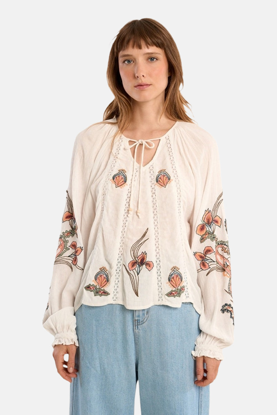Multikleurige blouse met lange mouwen van Molly Bracken met bloemenborduursels, een strikkraag en geplooide manchetten.