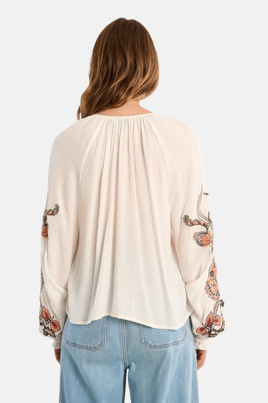 Ecru blouse van Molly Bracken, met meerkleurige borduursels op de mouwen, achterzicht.