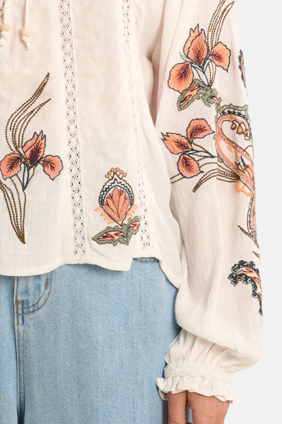 Crèmekleurige meerkleurige blouse van Molly Bracken, geborduurd met bloemen- en paisley-motieven, met lange mouwen en ruchesmanchetten.