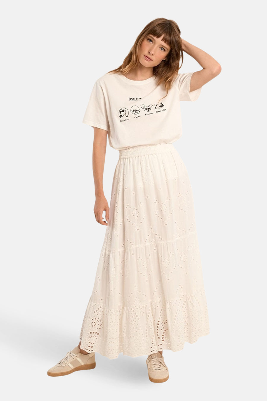 Jupe longue blanche de Molly Bracken, style bohème avec détails en broderie anglaise.