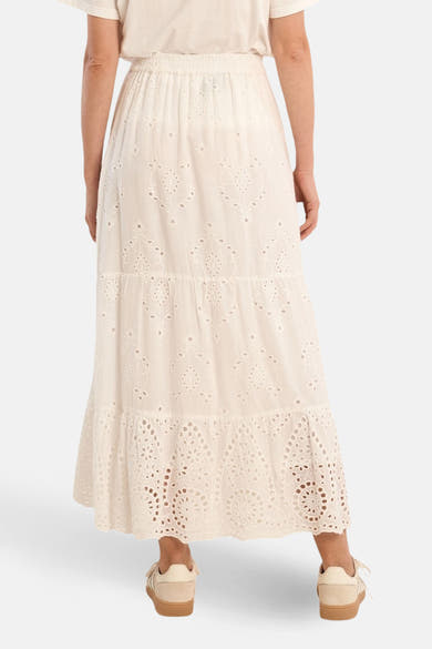 Jupe longue blanche en broderie anglaise de Molly Bracken, avec une taille élastique et un ourlet à volants.