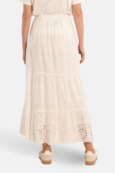 Lange witte broderie anglaise rok van Molly Bracken, met elastische tailleband en een geplooide zoom.