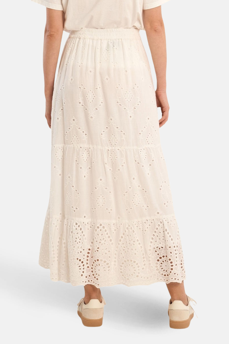 Jupe longue blanche en broderie anglaise de Molly Bracken, avec une taille élastique et un ourlet à volants.